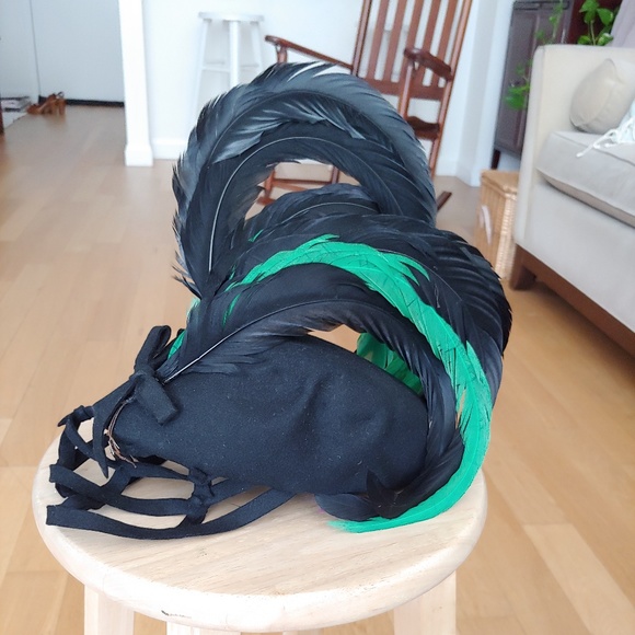 Vintage Accessories - 1930's vintage Hattie Carnegie hat with feathers